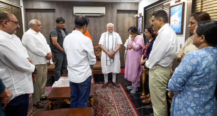 Vijay Rupani:  విజయ్‌ రూపాణీ కుటుంబసభ్యులను పరామర్శించిన మోదీ