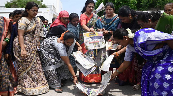 Sakshi: సాక్షి చానెల్ వ్యాఖ్యలపై ప్రజల ఆగ్రహావేశం.. టీవీలను శుభ్రం చేస్తూ నిరసన