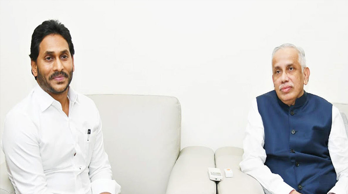 Jagan: బిగుసుకుంటున్న లిక్కర్ స్కాం ఉచ్చు .. గవర్నర్ తో జగన్ భేటీ..
