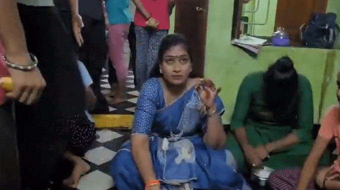 Vangalapudi Anitha: నక్కపల్లి గురుకులంలో.. హోంమంత్రి భోజనంలో బొద్దింక కలకలం