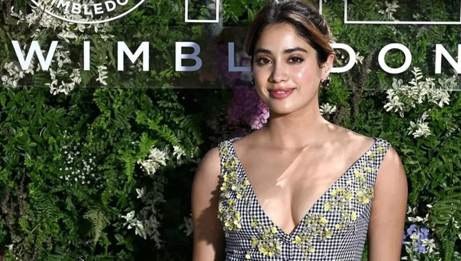 Janhvi Kapoor: మిడ్డీ డ్రెస్‌లో సంథింగ్ స్పెష‌ల్‌గా జాన్వీ క‌పూర్