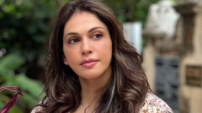 Isha Koppikar: హీరోతో 15 సార్లు కొట్టించుకున్నా