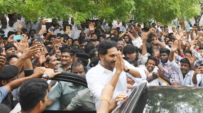 Jagan: జగన్ పర్యటనలో కొత్త కల్చర్.. అభిమానులు, నేతల్లో అసహనం.. New Culture During Jagans Tour