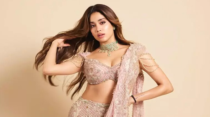 Janhvi Kapoor: డిజైన‌ర్ లెహంగాలో అద‌ర‌గొడుతున్న జాన్వీ