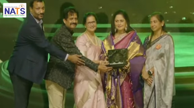 NATS: సీనియర్ నటి జయసుధకు నాట్స్ వేదికపై ఘనసత్కారం NATS: సీనియర్ నటి జయసుధకు నాట్స్ వేదికపై ఘనసత్కారం