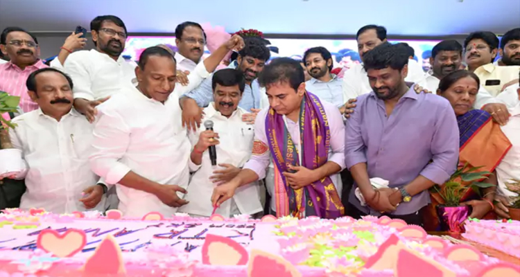 KTR : తెలంగాణ భవన్‌లో ఘనంగా కేటీఆర్‌ జన్మదిన వేడుకలు