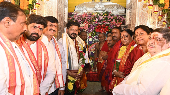 Revanth Reddy: లష్కర్ బోనాల ఉత్సవాల లో పాల్గొన్న ముఖ్యమంత్రి రేవంత్ రెడ్డి