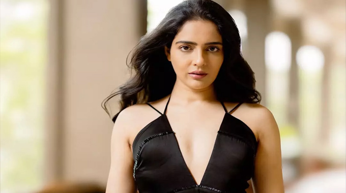 Malvi Malhrotra: బ్లాక్ ఫ్రాకులో మాల్వీ స్ట‌న్నింగ్ స్కిన్ షో