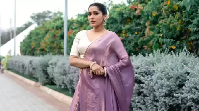 Rashmi Gautham: చాలా లో గా ఉన్నానంటూ ర‌ష్మీ పోస్ట్