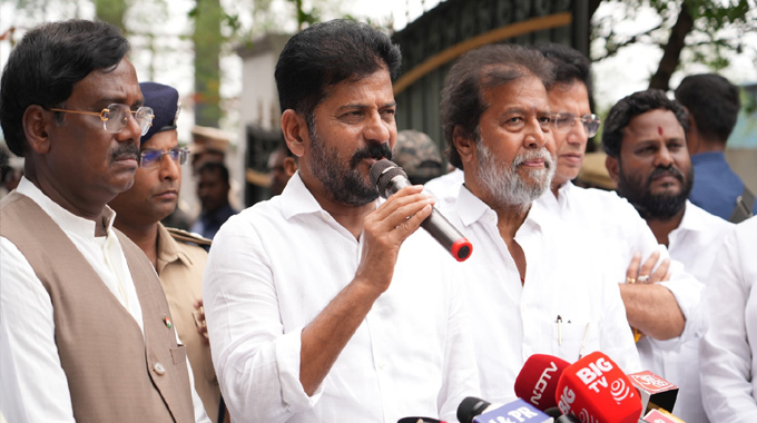 Revanth Reddy: పాశమైలారం ఫ్యాక్టరీని పరిశీలించిన సీఎం రేవంత్ రెడ్డి