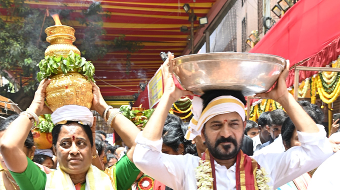 Bonalu: మహంకాళి అమ్మవారికి పట్టు వస్త్రాలు సమర్పించిన సీఎం రేవంత్ రెడ్డి