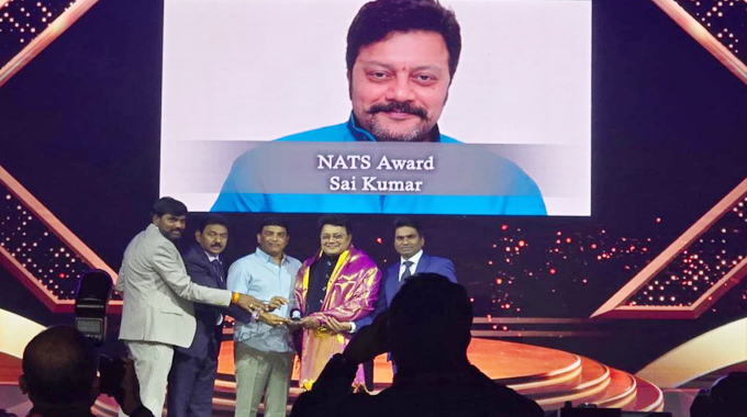 NATS: నాట్స్ కాన్ఫరెన్స్లో ‘డైలాగ్ కింగ్’ సాయికుమార్కు ఘనసత్కారం NATS: నాట్స్ కాన్ఫరెన్స్లో ‘డైలాగ్ కింగ్’ సాయికుమార్కు ఘనసత్కారం
