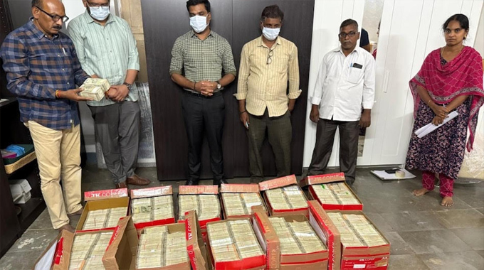 AP Liquor Scam: ఏపీ లిక్కర్ స్కామ్‌లో భారీ మలుపు..12 పెట్టెల్లో దాచిన రూ.11 కోట్ల సీజ్..