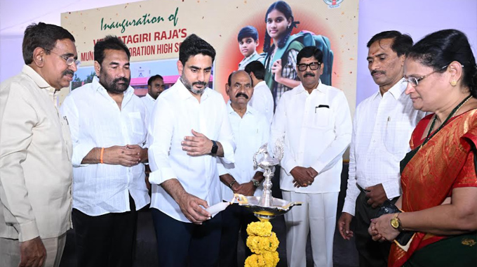 VR School: మంత్రుల మధ్య చిచ్చు రేపిన వీఆర్ స్కూల్ పునఃప్రారంభోత్సవం..!!
