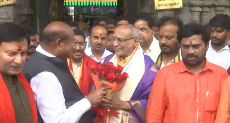 Thiruchanur : తిరుచానూరు పద్మావతి అమ్మవారిని దర్శించుకున్న ఎన్డీయే ఉప రాష్ట్రపతి అభ్యర్థి