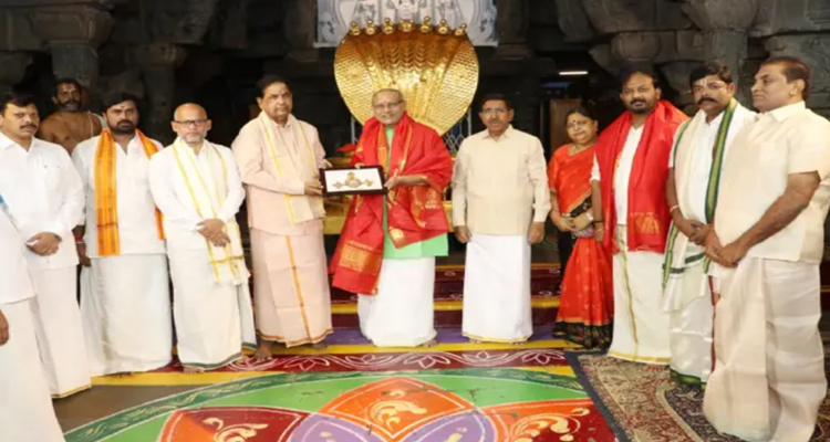 Tirumala:తిరుమల శ్రీవారిని దర్శించుకున్న ..ఉపరాష్ట్రపతి అభ్యర్థి  సీపీ రాధాకృష్ణన్‌