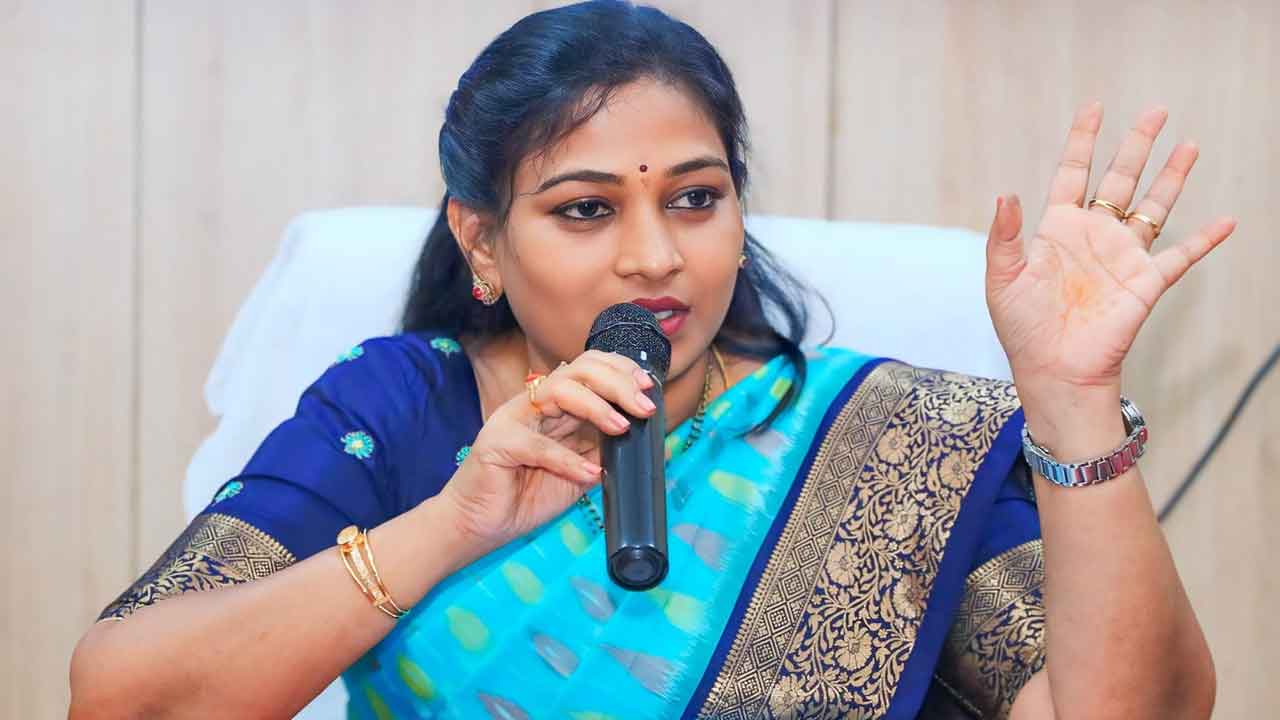 Anitha:అధికారులు క్షేత్రస్థాయి లో అందుబాటులో ఉండాలి : అనిత