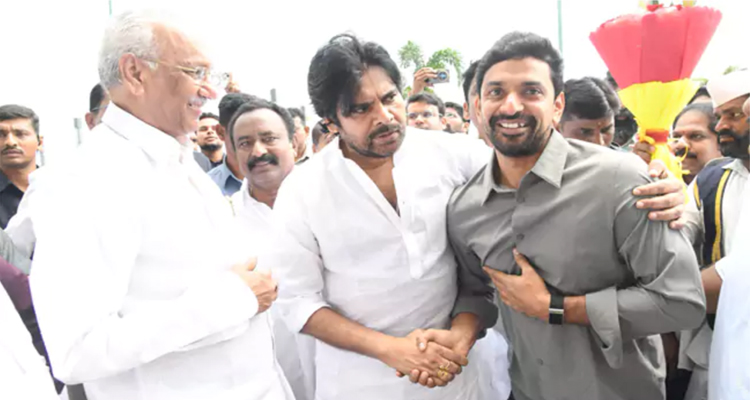 Pawan Kalyan : పీవీఆర్‌ ప్రశాంత్‌ ను అభినందించిన డిప్యూటీ  సీఎం పవన్‌