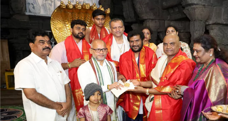 Tirumala :తిరుమల శ్రీవారికి బంగారు లక్ష్మీ పతకం విరాళం