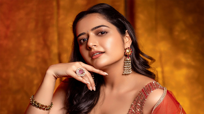 Ashika Ranganath: మ‌రో సీనియ‌ర్ స‌ర‌స‌న అమిగోస్ బ్యూటీ