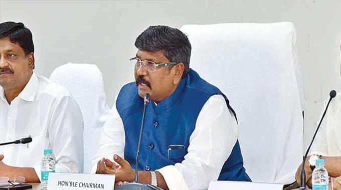 Bhimavaram: ఛైర్మన్, డిప్యూటీ స్పీకర్ మధ్య కలెక్టరేట్ చిచ్చు..!!