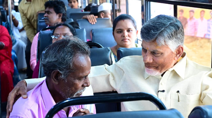 Chandrababu: కుప్పంలో స్త్రీశక్తి బస్సులో ప్రయాణించిన సీఎం చంద్రబాబు..