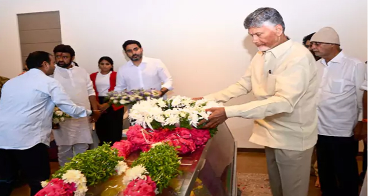 Nandamuri Padmaja : నందమూరి పద్మజ భౌతికకాయానికి చంద్రబాబు నివాళి