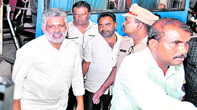 Chevireddy Bhaskar Reddy: ఏసీబీ కోర్టు లో భావోద్వేగానికి లోనైన చెవిరెడ్డి..