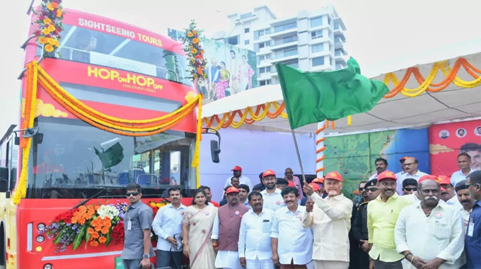 Vizag: విశాఖ బీచ్ రోడ్ పై హాప్ ఆన్ హాప్ ఆఫ్ డబుల్ డెక్కర్ బస్సులు ప్రారంభించిన సీఎం..