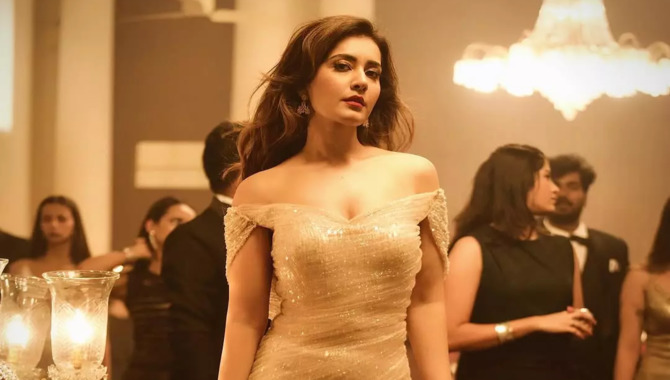Raashi Khanna: గోల్డెన్ ఔట్‌ఫిట్ లో మెరిసిపోతున్న రాశీ ఖ‌న్నా