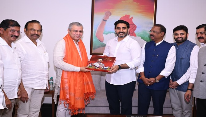 Nara Lokesh: కేంద్ర రైల్వే, ఐటి, ఎలక్ట్రానిక్స్ శాఖల మంత్రి అశ్వనీ వైష్ణవ్ తో లోకేష్ భేటీ