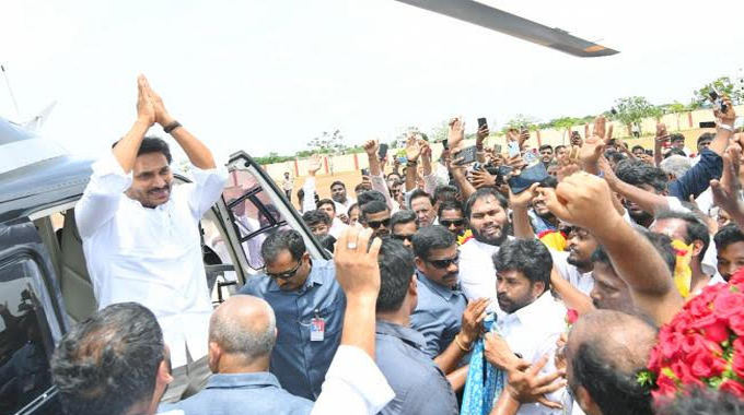 Jagan: పదవుల రాజకీయం మధ్య జగన్ పర్యటనపై నెల్లూరు నాయకుల స్పందన..