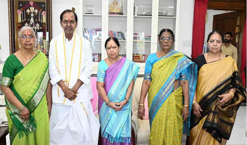 KCR: మాజీ సీఎం కేసీఆర్‌కు రాఖీ క‌ట్టిన సోద‌రీమ‌ణులు