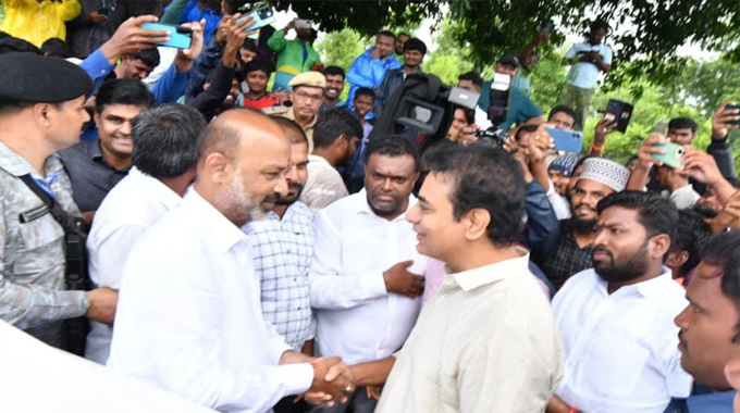 KTR – Bandi: వరదల్లో ఆత్మీయ దృశ్యం