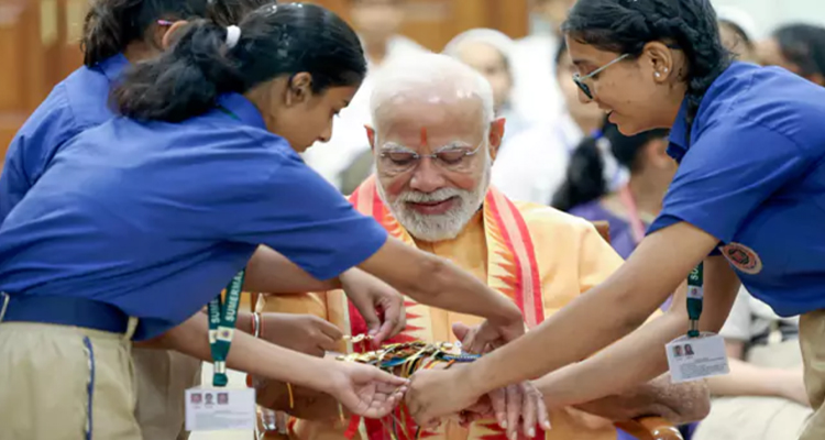 Narendra Modi : ప్రధాని నరేంద్ర మోదీకి రాఖీ కట్టిన చిన్నారులు