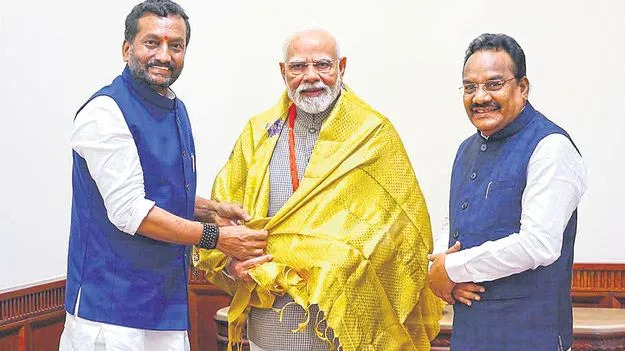 Modi: ఆపరేషన్‌ సింధూర్‌ శాలువాతో ప్రధాని మోదీకి సన్మానం