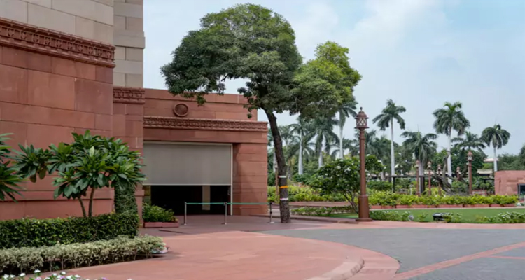 Parliament : వీవీఐపీల భద్రతకు సవాల్‌గా ..నంబర్‌ 1 చెట్టు!