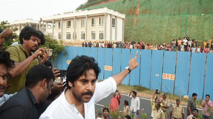 Pawan Kalyan: రుషికొండ విలాస భవనాలను చూసి షాక్ అయిన పవన్ ..