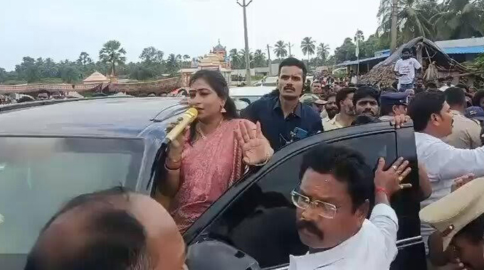 Fishermen Protest Blocks Home Minister Anitha In Payakaraopeta