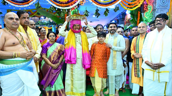 Cm Chandrababu Naidu And His Wife Offer Silk Robes To The Lord Sri Venkateswara In Tirumala 