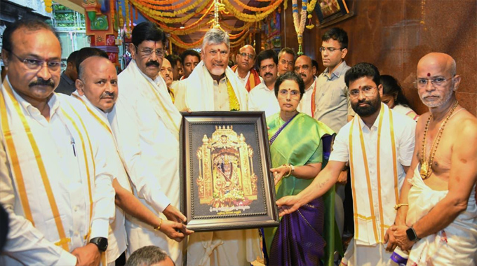 Cm Chandrababu Family Visits Vijayawada Kanaka Durgamma Temple