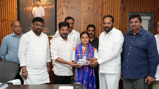 Chikitha Taniparthi: సీఎం రేవంత్ రెడ్డి ని కలిసిన మహిళా ఆర్చరీ ఛాంపియన్ చికిత తనిపర్తి Chikitha Taniparthi Meets Cm Revanth Reddy