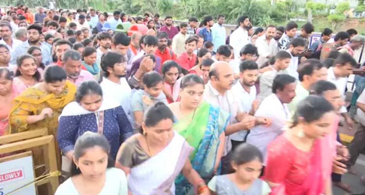Devotees Rush At Indrakeeladri