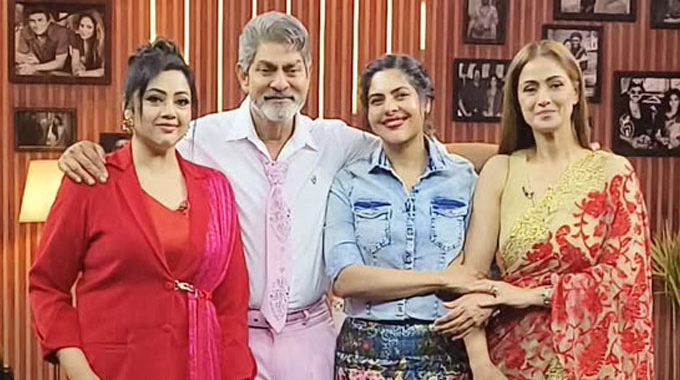 Jagapathi Babu With His Heriones Actress Meena Maheshwari And Simran