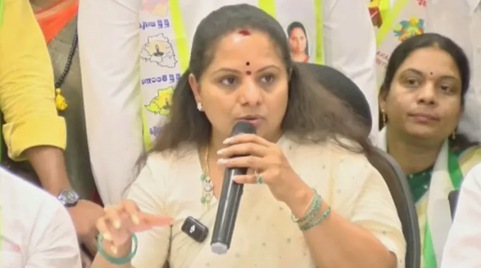 Phone Tapping: ఫోన్ ట్యాపింగ్‌పై బాంబ్ పేల్చిన కవిత..!