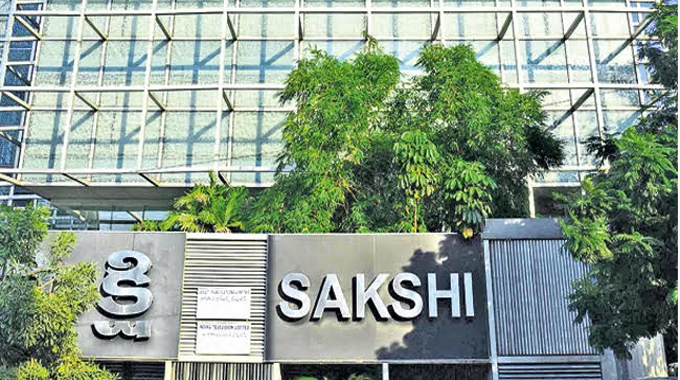 Sakshi: పైసా మే ప్రమోషన్ కథనం కలకలం .. సాక్షి కార్యాలయంలో అర్థరాత్రి పోలీసుల సోదాలు