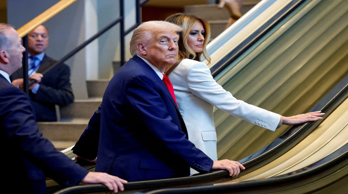 Donald Trumps Escalator Incident At Un Sparks Conspiracy Theories
