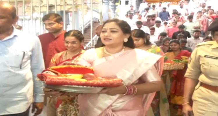 Vangalapudi Anitha Visited Durgamma Temple