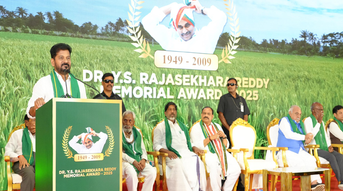 Revanth Reddy: వైఎస్ రాజశేఖర్ రెడ్డి మెమోరియల్ అవార్డుల కార్యక్రమంలో సీఎం రేవంత్ రెడ్డి