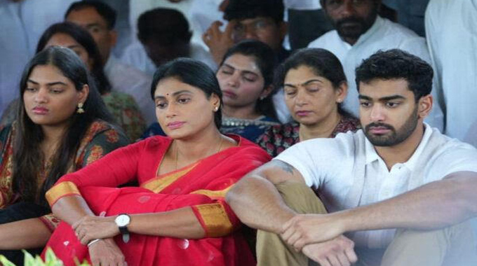 Jagan: ఇంటి పేరుపై జగన్ ఇంట్లో సరికొత్త రచ్చ.. New Uproar In Jagans House Over Family Name